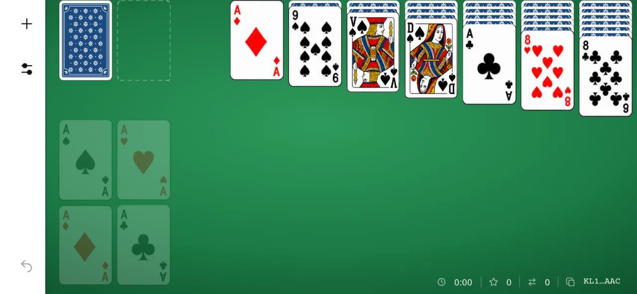 Solitaire Klondike sur téléphone tenu à l’horizontale, début de partie sur le tapis vert : à gauche la pioche au dos bleu, la défausse vide et les quatre fondations vides ; à droite sept colonnes de une à sept cartes, une seule visible par colonne ; en bas le temps, le score et le nombre de coups à zéro.